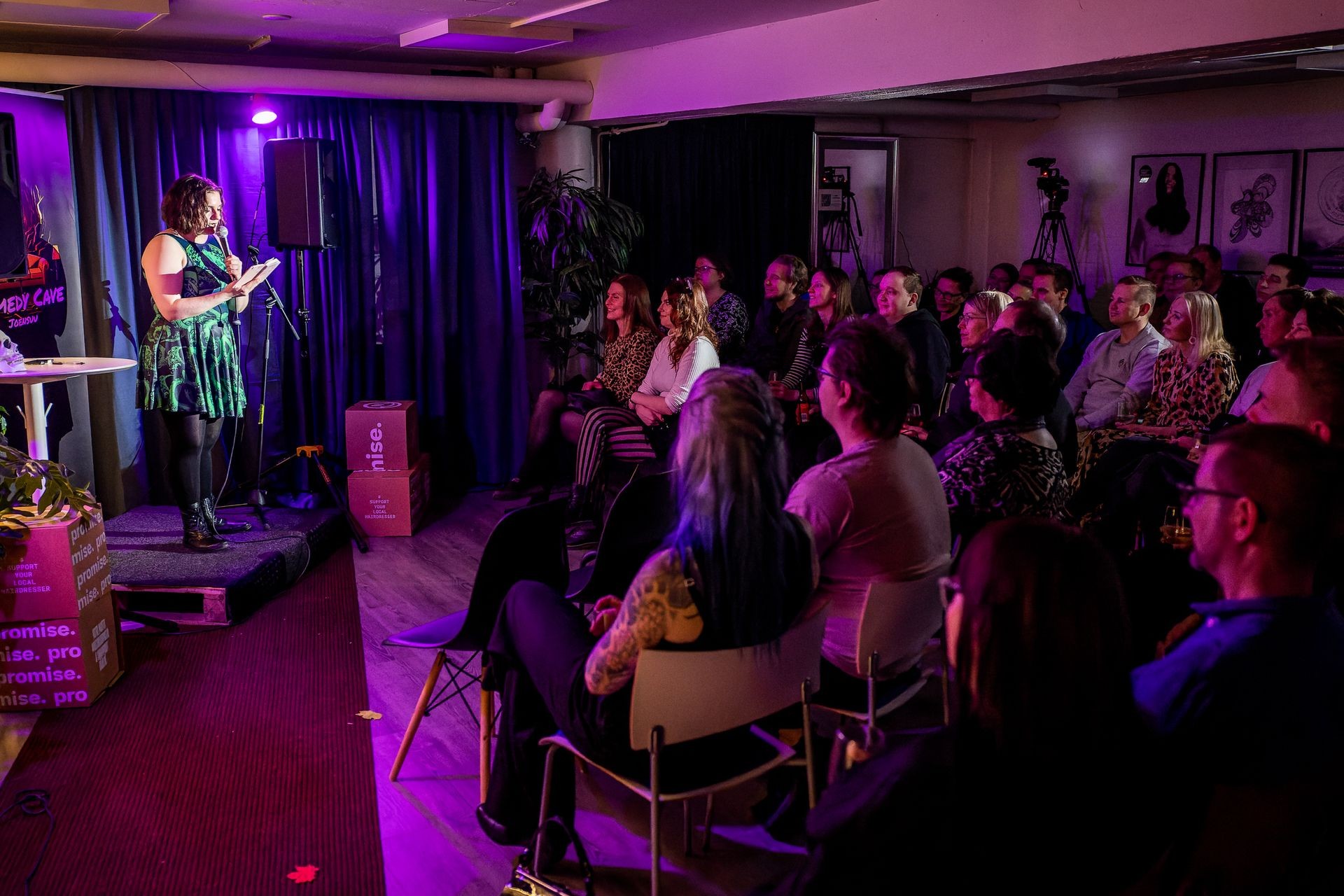 Comedy Cave Joensuu - Stand Up -koomikko Bahar Tokat esiintymässä